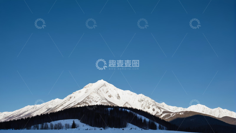 高清大图下载【趣麦麦图】蓝天覆盖下的雪山风景