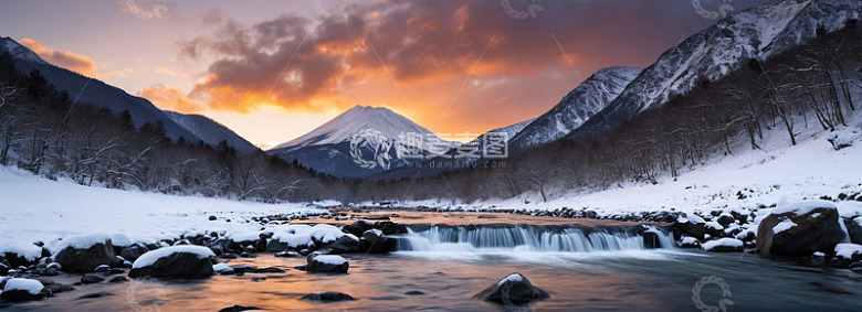 雪山下溪流与壮丽天空景观