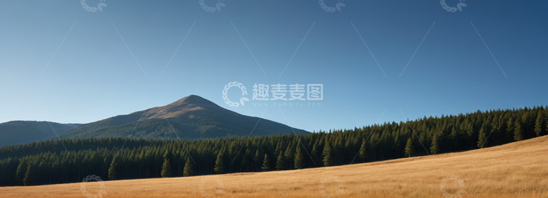 高清大图下载【趣麦麦图】山林间开阔草地与远山景观