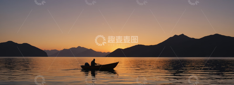 高清大图下载【趣麦麦图】夕阳下湖面单人泛舟景象