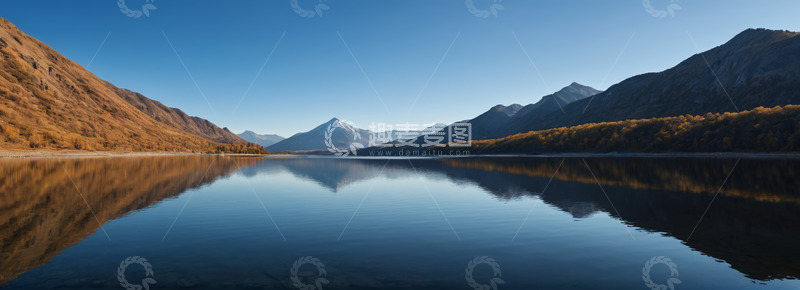 高清大图下载【趣麦麦图】平静湖水与远处山峦景观