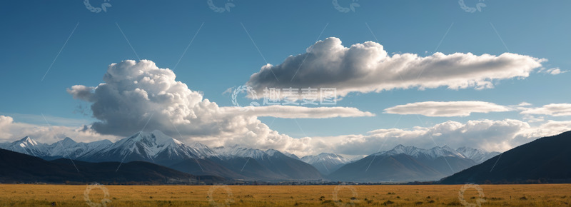 高清大图下载【趣麦麦图】蓝天白云下的广袤草原与山脉