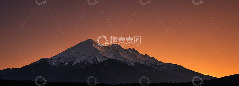 夕阳下雪山壮丽景致