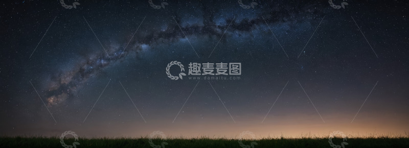 高清大图下载【趣麦麦图】夜空下的银河系与草地景观
