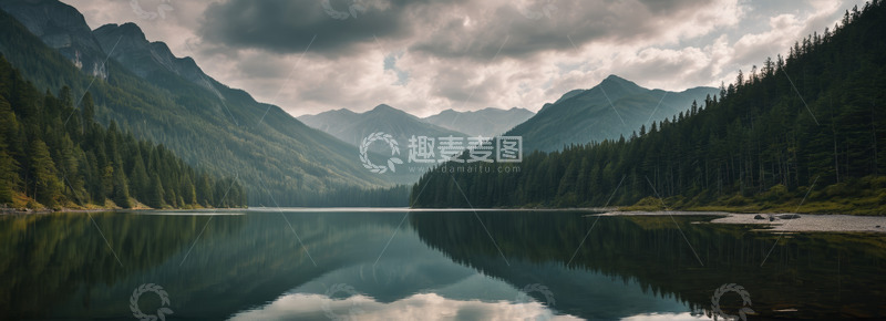 高清大图下载【趣麦麦图】山林间宁静湖泊自然景观