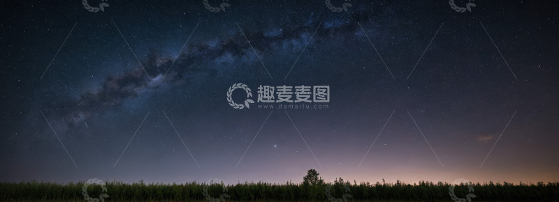 高清大图下载【趣麦麦图】夜空下的草地与星河景观
