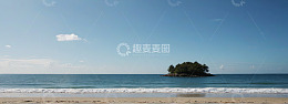海边沙滩与海中孤岛风景