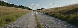 户外田野中的碎石道路