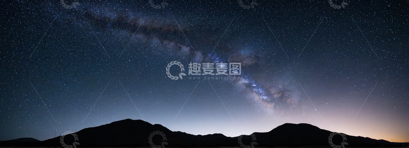高清大图下载【趣麦麦图】夜空下山脉上方的银河系景观
