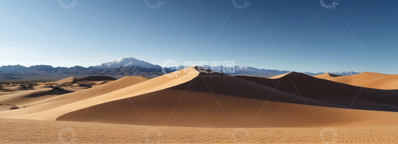 高清大图下载【趣麦麦图】沙漠沙丘与远处雪山景观