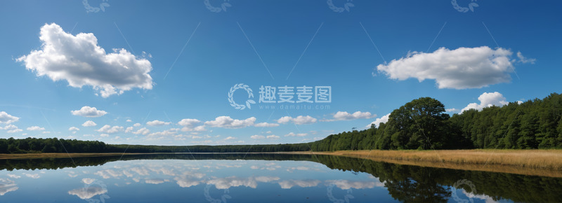 高清大图下载【趣麦麦图】蓝天白云下的森林湖泊景观