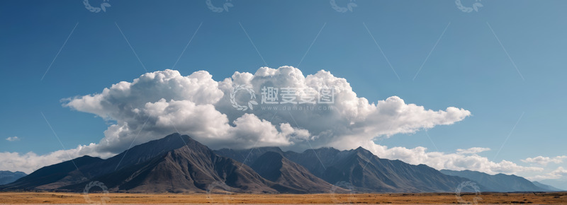 高清大图下载【趣麦麦图】蓝天白云下的山脉景观
