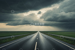旷野中的沥青道路与乌云天空