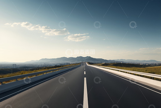 空旷高速公路与远山风景