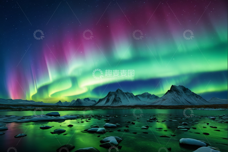 高清大图下载【趣麦麦图】夜空下极光映照雪山与湖面