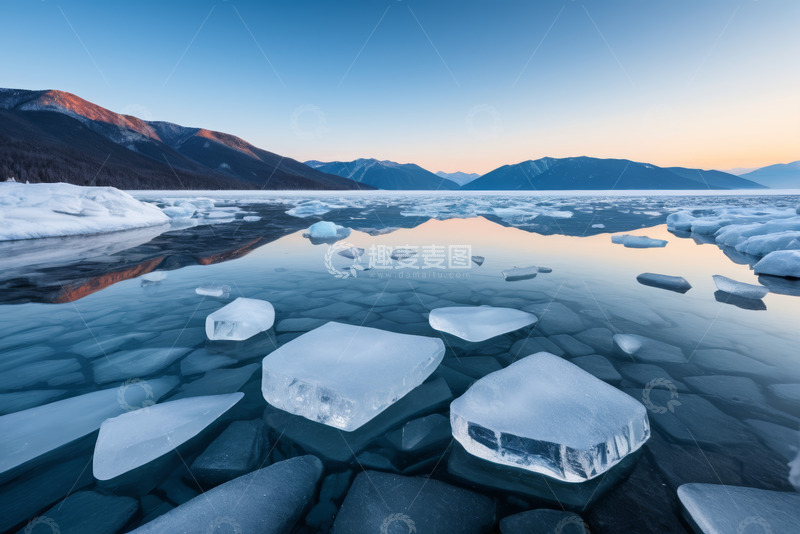 高清大图下载【趣麦麦图】湖面浮冰与远处山峦景观