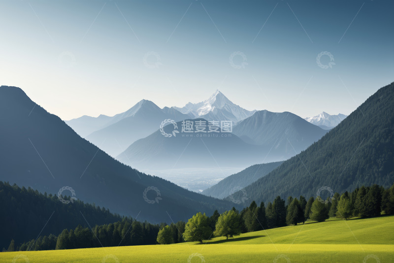 高清大图下载【趣麦麦图】山景下的绿色草地与森林