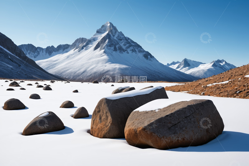 高清大图下载【趣麦麦图】雪山下覆盖积雪的岩石景观
