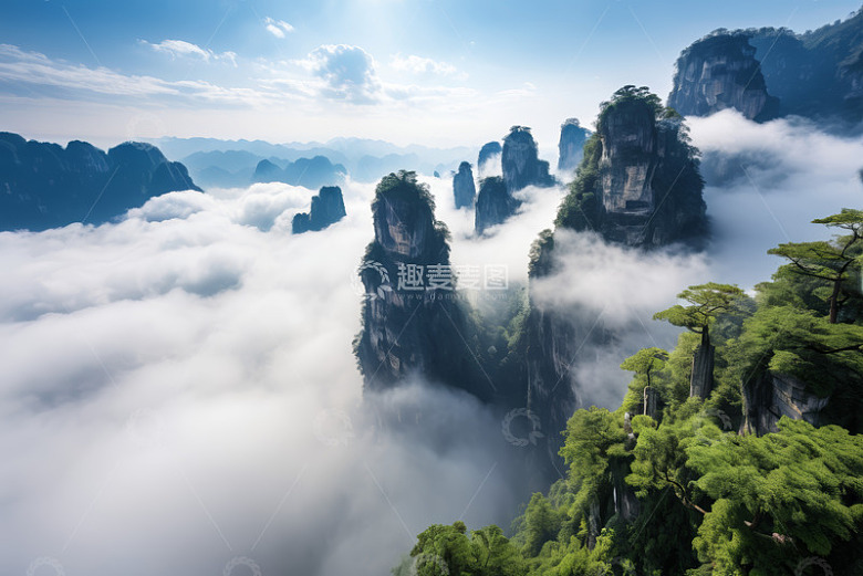 中国山间云海中的峰林景观