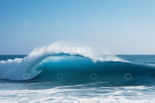 蓝色海洋中的巨大波浪