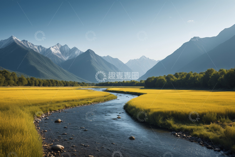 高清大图下载【趣麦麦图】山间河流旁的金黄草地风光