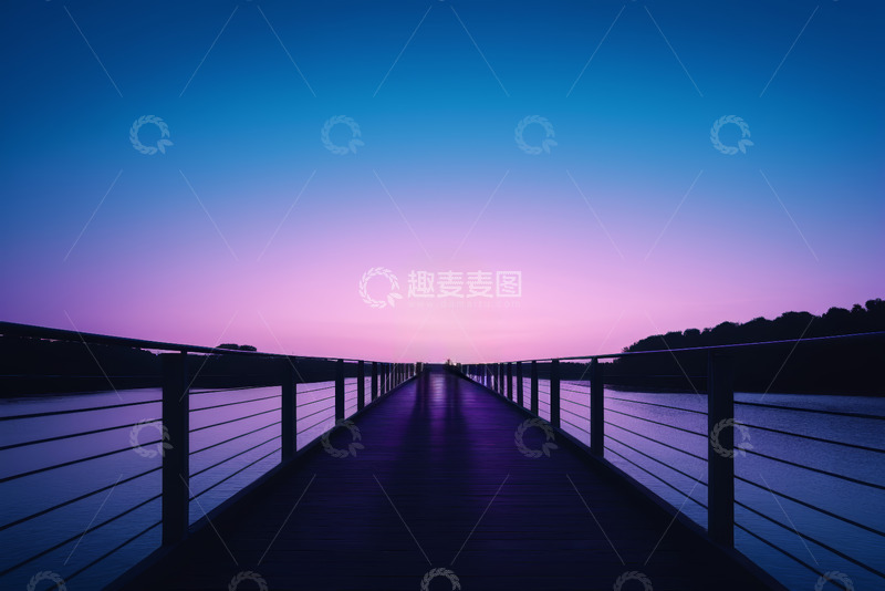 高清大图下载【趣麦麦图】黄昏时湖边木桥风景