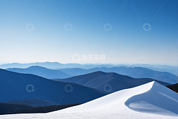 雪山与连绵山脉风景