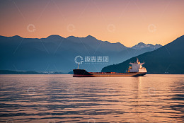 湖面上的货船与远处山峦