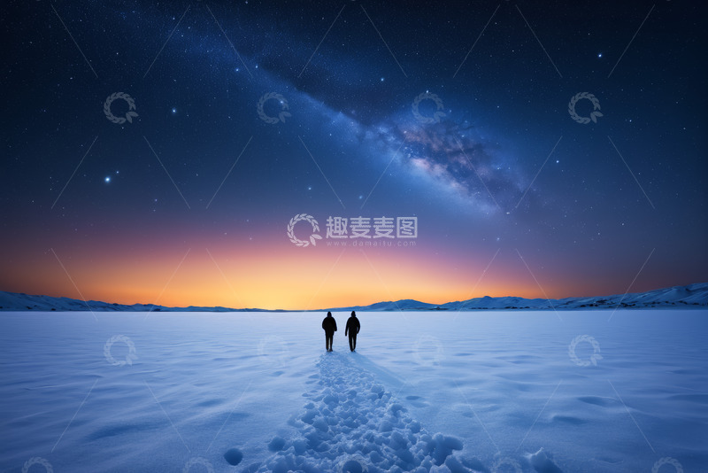 高清大图下载【趣麦麦图】雪地中两人漫步观星空