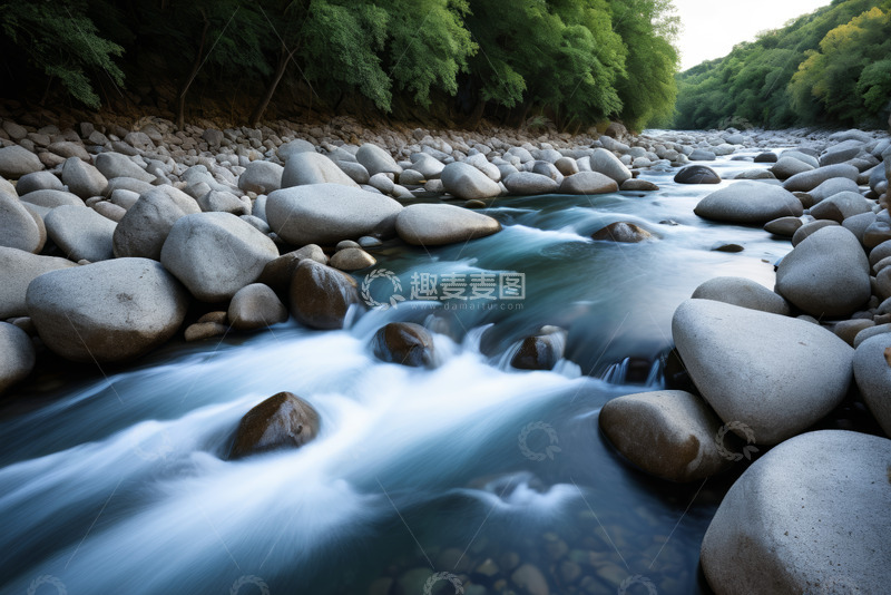 高清大图下载【趣麦麦图】溪流边的岩石与绿植景观