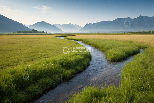 田野间蜿蜒小溪与远山景观