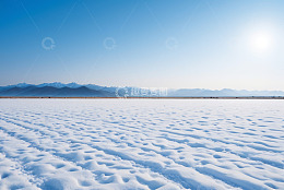 雪地远景山脉自然风光