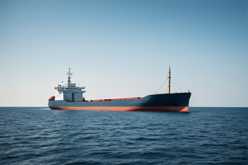 海上航行的大型运输货船