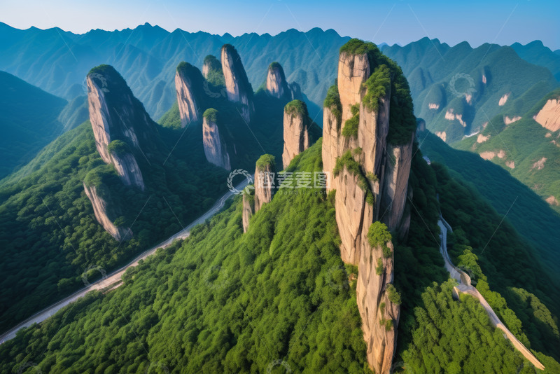 高清大图下载【趣麦麦图】航拍群山森林间的奇特山峰