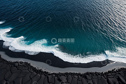 俯瞰海浪拍打黑色沙滩