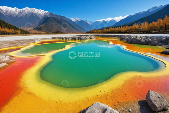 山间五彩湖泊自然风光