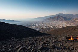 山景俯瞰城市与山间火焰