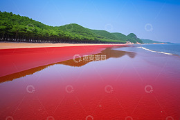红色海滩与远处山林景观