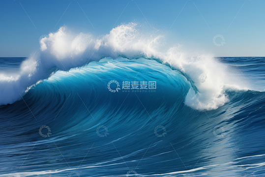蓝色海洋中的巨大浪花