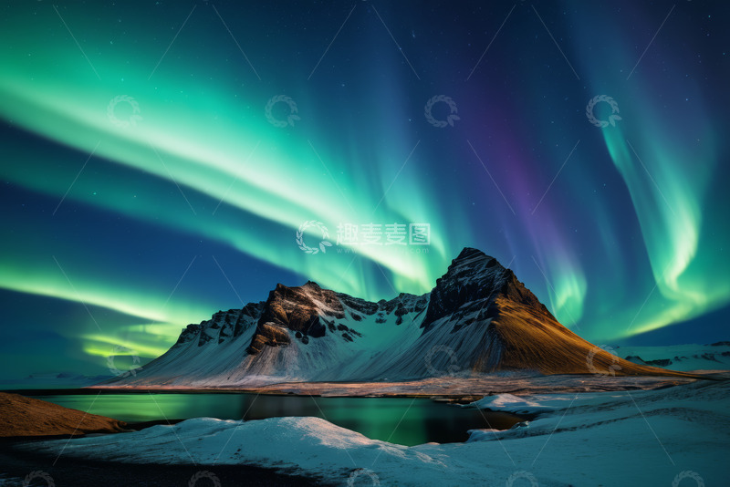 高清大图下载【趣麦麦图】北极极光下的雪山湖泊景观