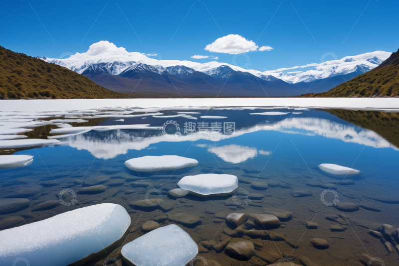 高清大图下载【趣麦麦图】雪山下平静湖面上漂浮的冰块