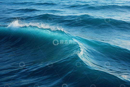 蓝色海洋中的翻涌波浪
