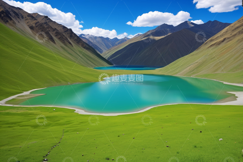 高清大图下载【趣麦麦图】高山下的碧绿湖泊自然风光