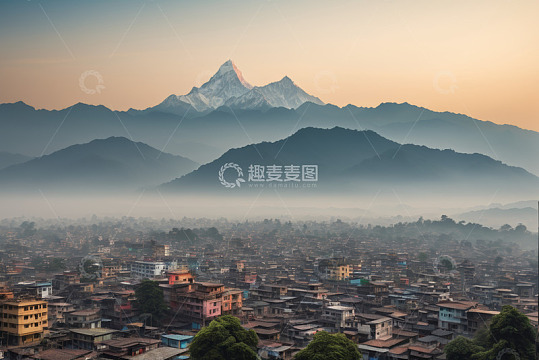 尼泊尔城市与山脉全景