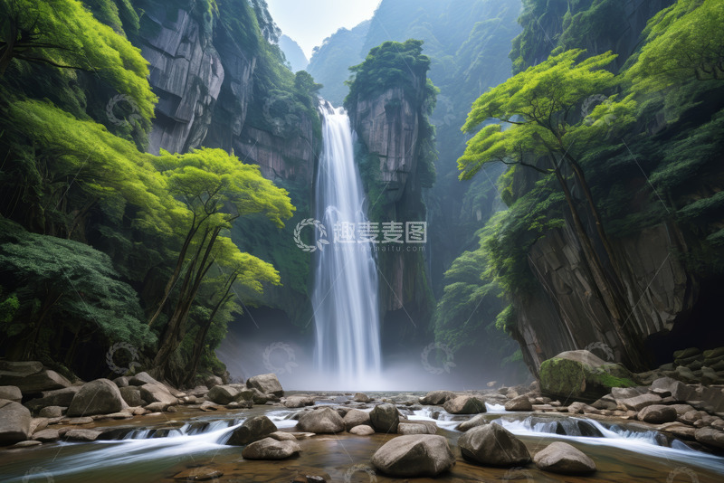 高清大图下载【趣麦麦图】山间瀑布与葱郁森林景观