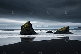 海边乌云下的礁石景观