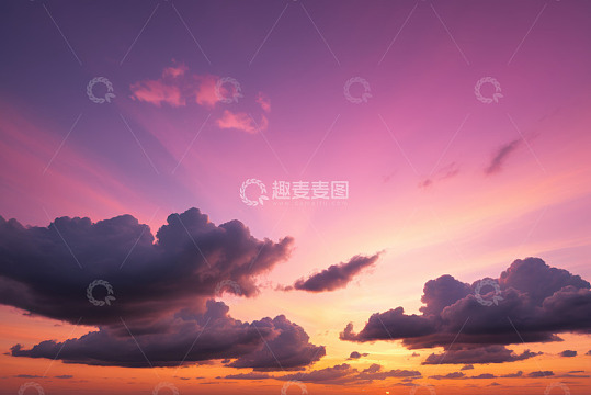 日落时分天空中的云朵景象