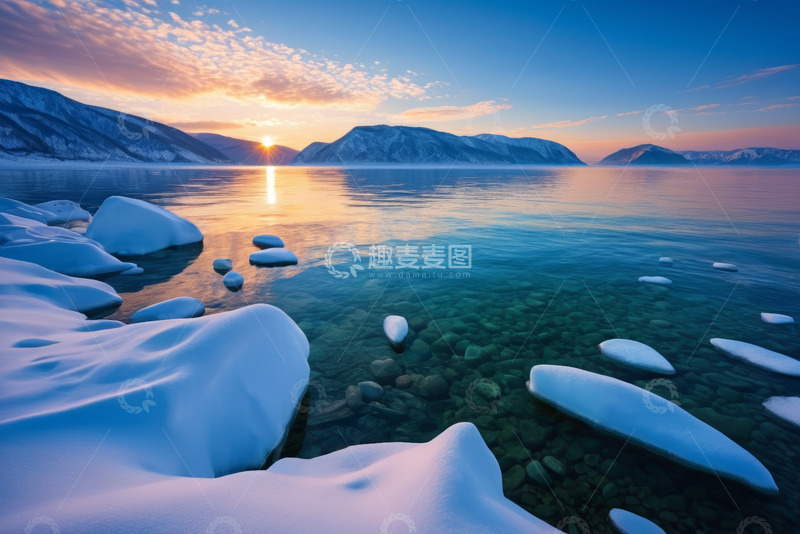 高清大图下载【趣麦麦图】冰雪覆盖湖泊的日出景象