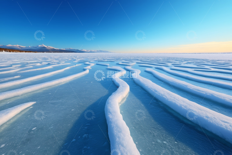 高清大图下载【趣麦麦图】冰面纹理与远处雪山景观