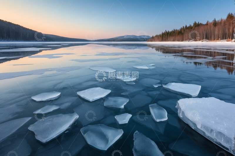 高清大图下载【趣麦麦图】湖面上漂浮的碎冰块景象